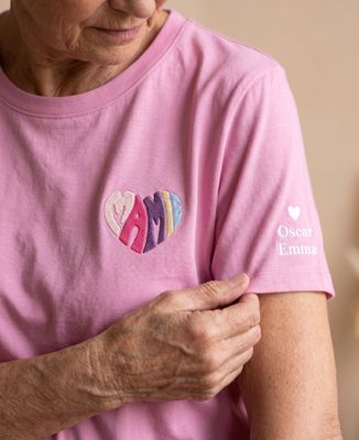T-shirt femme Mamie en forme de coeur multicolore et prénoms brodés - Cadeaux Mamie