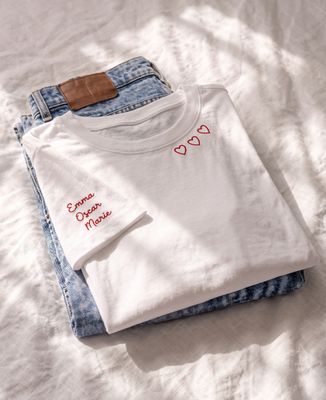T-shirt per lei Cuori ricamati sul colletto e nomi sulle maniche - Regali per la mamma, Mamma/Papà futuro, Regali per coppie