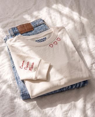 Dames sweatshirt Geborduurde hartjes in de kraag en voornamen op de mouw - Geschenken voor mama, Aanstaande moeder/vader, Geschenken voor koppels
