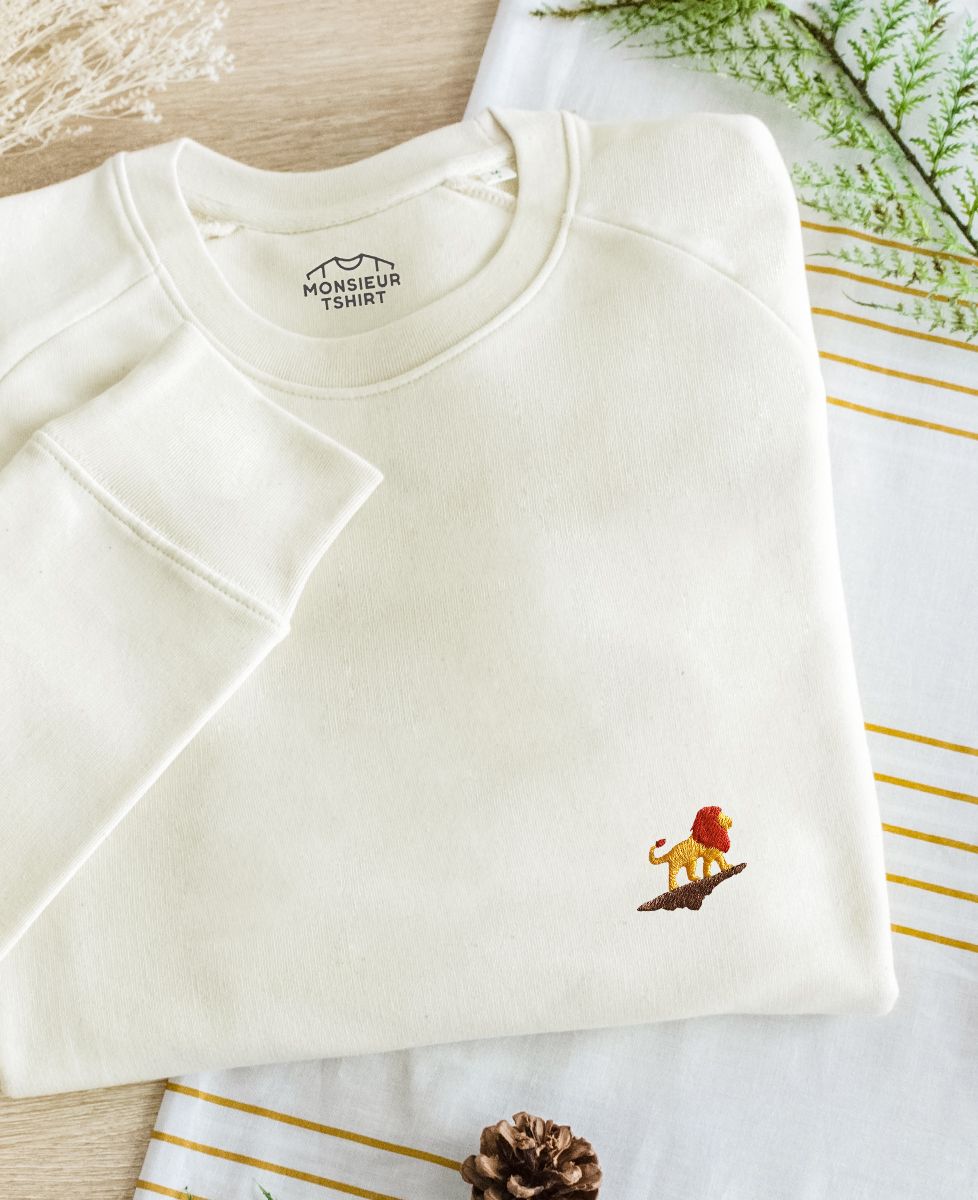 Sweatshirt Mann Löwenfelsen (bestickt) - Filme & Serien, Tiere